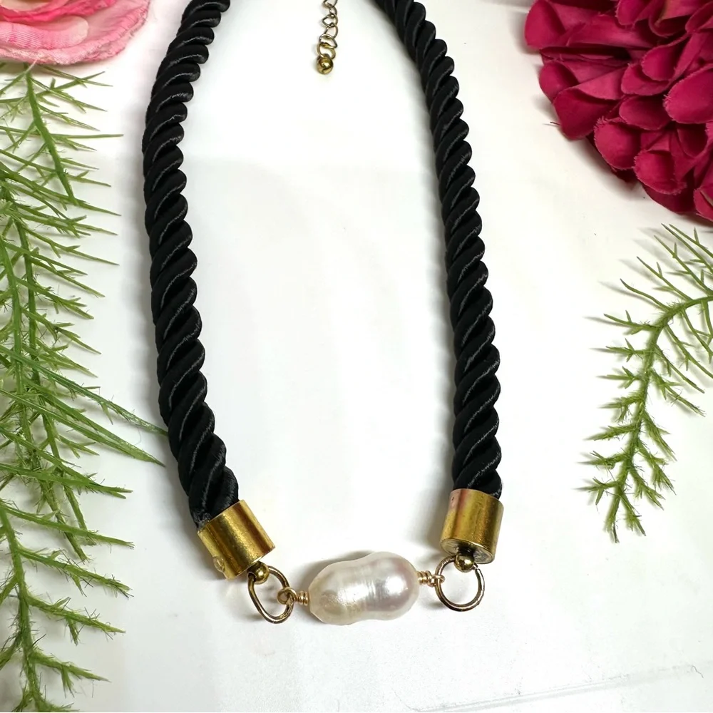 VINTAGE⚜️Silk Choker With Genuine Freshwater Pearl